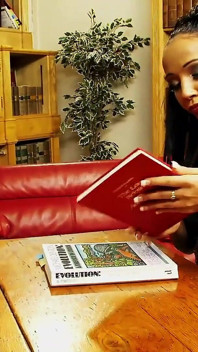 Romana Ryder organiza un show de webcam humeoso con una intensa acción en el sofá