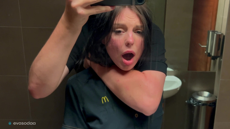 Eva Soda: Seks berisiko di toilet, fanta si karyawan mcdonald dientot habis-habisan!