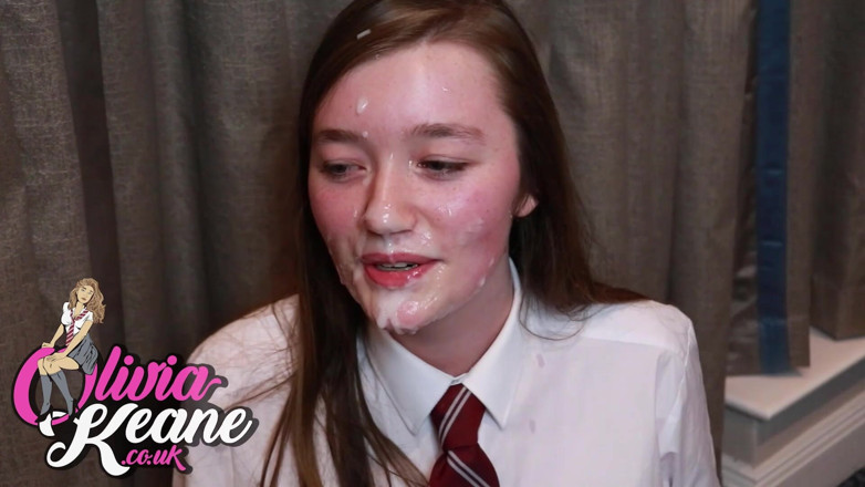 Olivia Keane: 18 岁的 Olivia Keane 身上的 70 多次射精！！