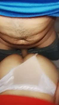 아침에 산책하던 낯선 사람의 성기를 핥았어요