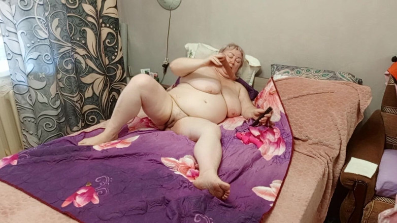 Zona901: La ragazza si masturba la figa succosa con dei vibratori