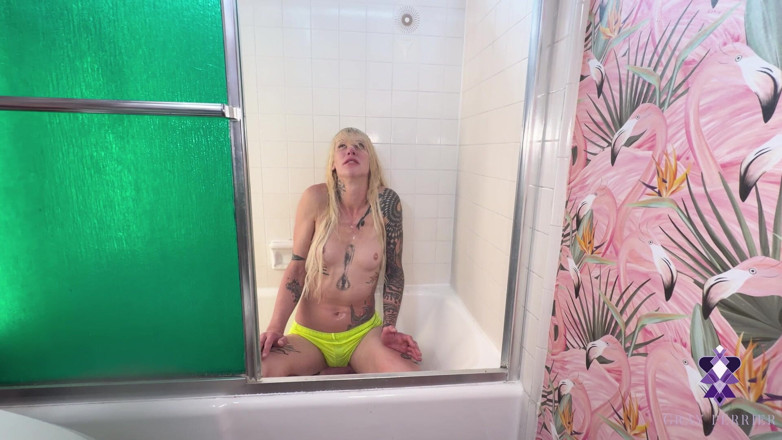 Gray Perrier: Dominare Transsexuală La Duș Auriu