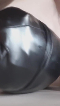 Lederhose mit einem lederkissen gestopft