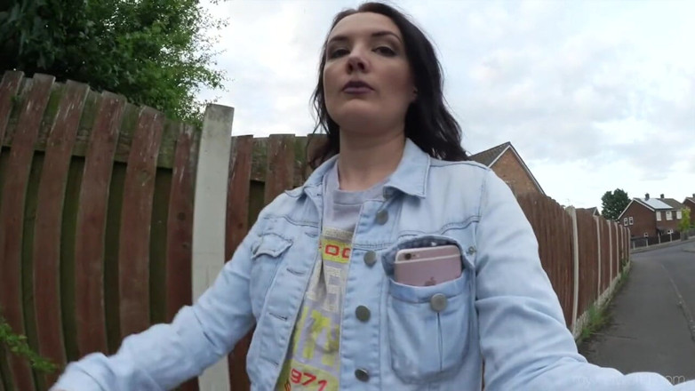 Faye Taylor: Graue jeans im freien, pissen und gehen