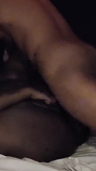 Black BBW spritzt auf den Schwanz und nimmt Milch in die Muschi ohne Kondom