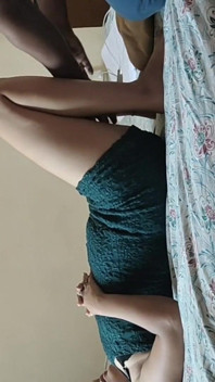 Il lèche la chatte de sa copine et la fait jouir