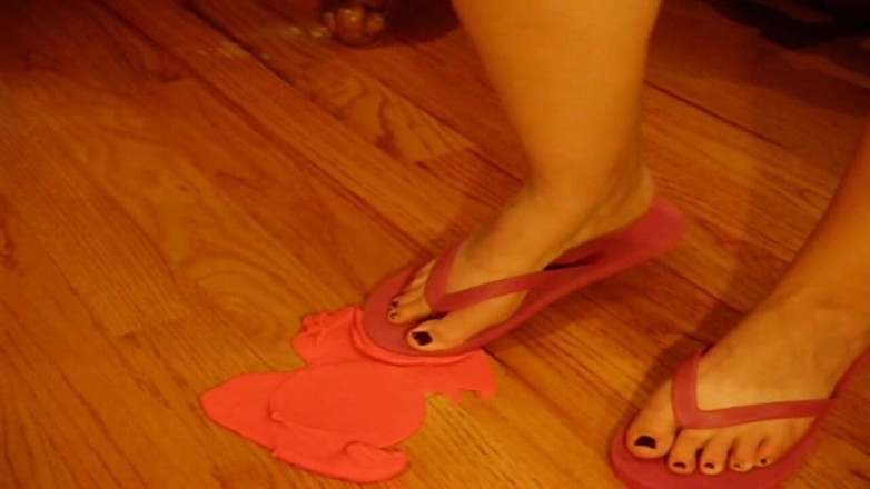 Sexy Amateurz: Playdough-crushing