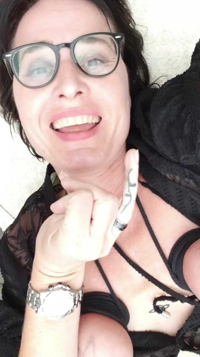 JulieEroticDress: MILF hraje venku s Lovense a Hodně stříká