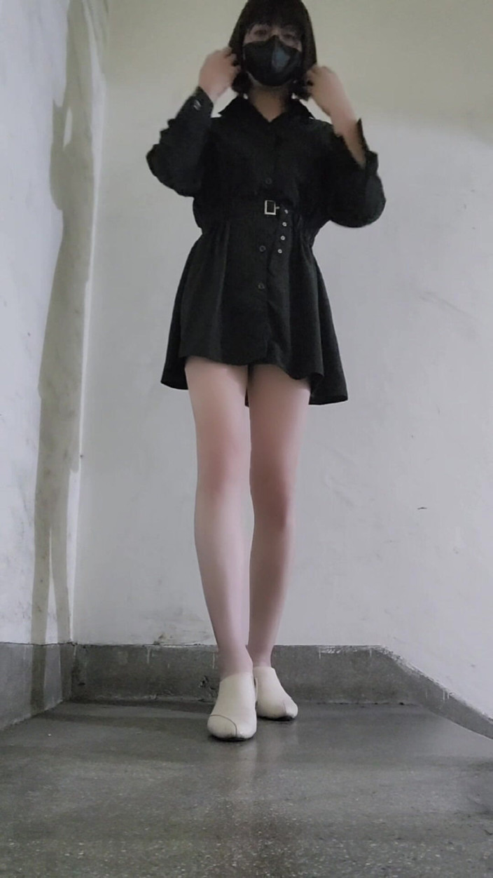 Taiwancdgirl: Zeigt mein höschen draußen. Jemand scheint es unten gesehen zu...