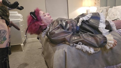 Bigtiddygoth: Miss Ruby Pvc Domme throatfucks mietje meid met enorme zwarte...