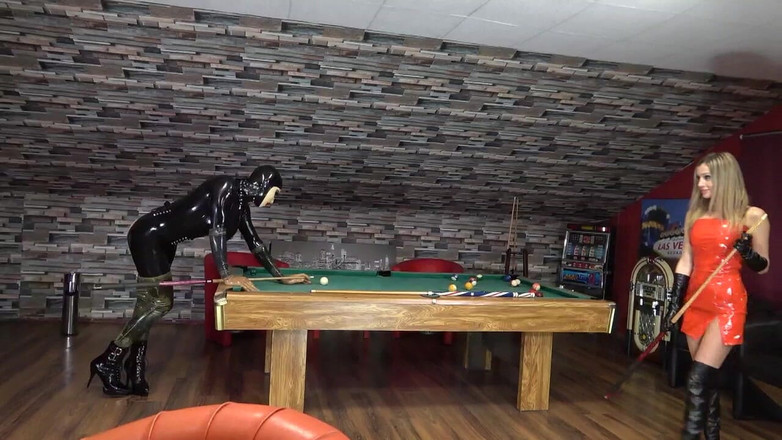 NM fetish femdom videos by Princess Nikki Cruel: Seksowna milf napycha patyk w jej niewolników ciasny dupek