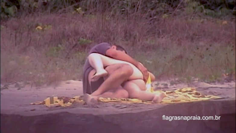 Amateurs videos: Un couple fait l'amour sur la plage et prend du...