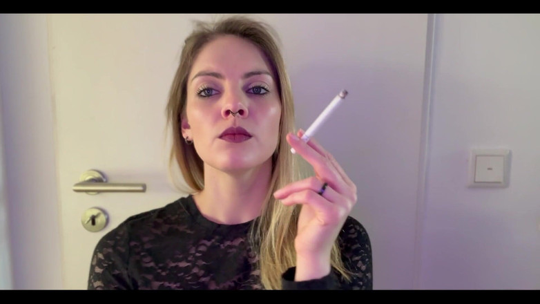 Naughty Natascha: 特写 吸烟 在 黑色 蕾丝