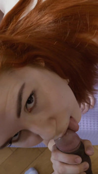 Une tchèque rousse taille une pipe et goûte du sperme