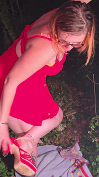 Il cappuccetto rosso prende il grande lupo cattivo in tutti i buchi su un albero