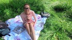 Miley Weasel: Nerd bookworm é pega e fodida em público!