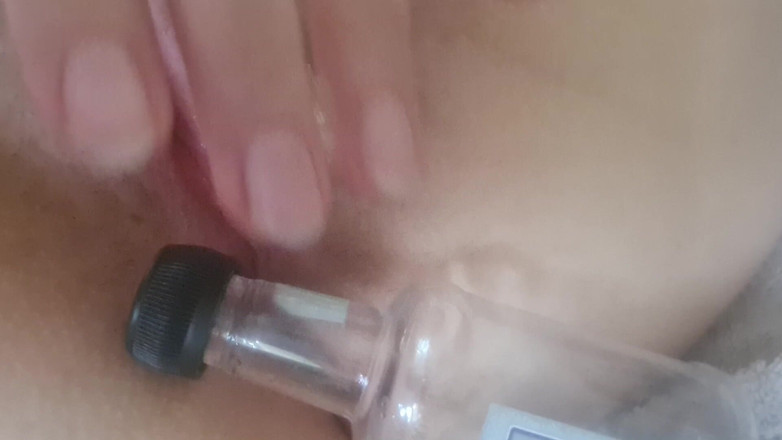 Ana Liz: Sebotol masuk ke dalam pantatku yang lapar...