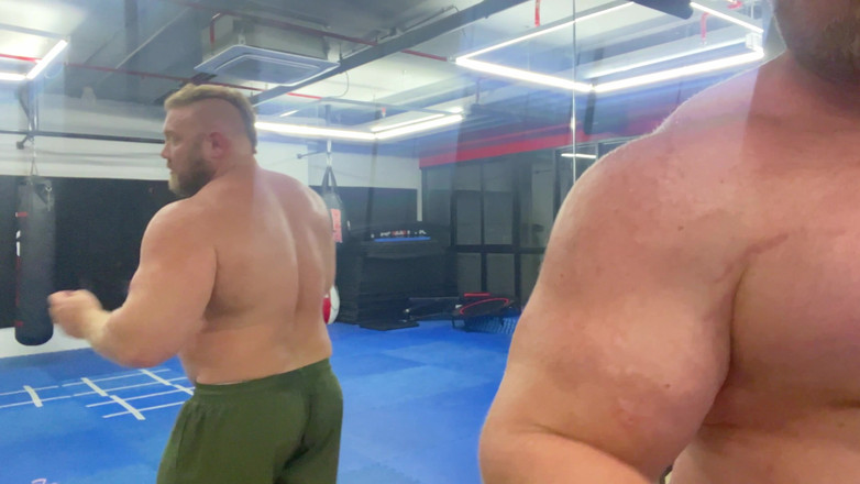 Jack stacked: Măsurându-mi mușchii în sala de sport