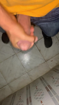 Masturbarse en inodoro de oficina - parte 31