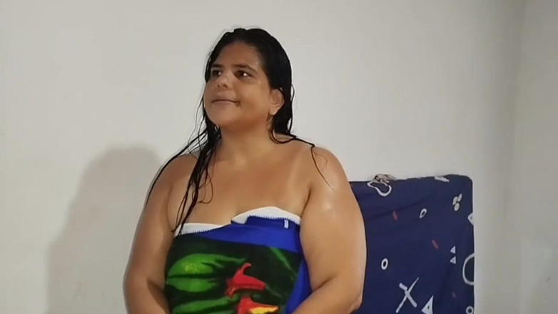 Adribella69: Mi padrastro quiere ver mi coño peludo y me masturbo...