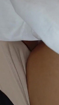 我的女友和我正在我们继母旁边的被子下鲁莽地自慰