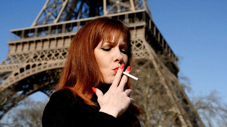 Pink Kitty: Natasha si užívá cigaretu v Věži Natasha