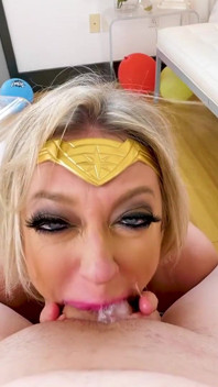 金髪巨乳熟女ディーウィリアムズPOVコスチュームイマラチオフェラチオと兼飲み込み