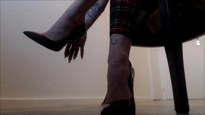 Inkeddutch: Piedi altamente inarcati di Louboutins neri e bianchi JOI