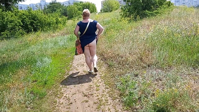 Zona901: Una donna grassa cammina per il parco mostra il suo...