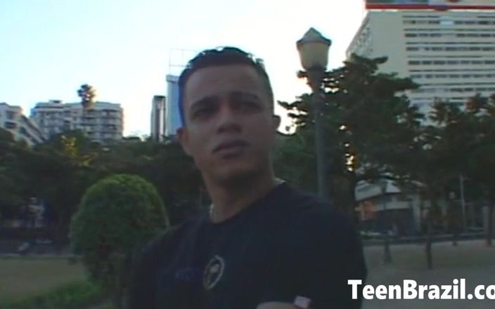 Teen Brazil: Бразильская юная девушка с натуральными сиськами занимается сексом