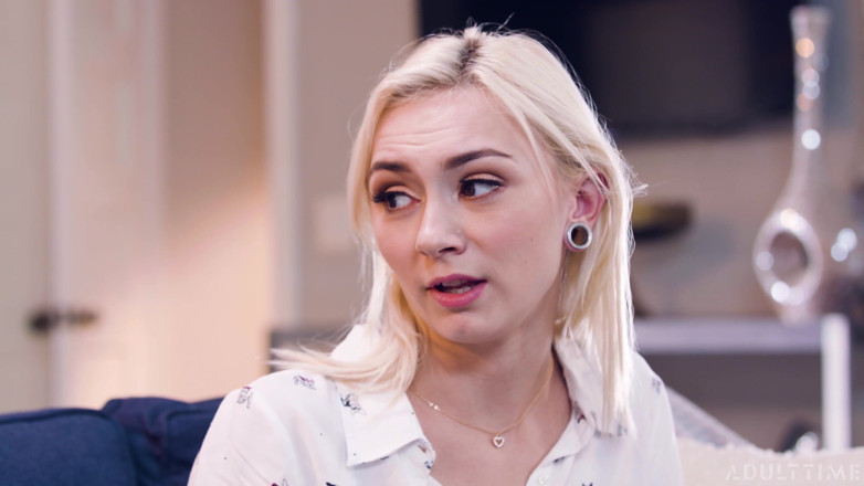 Adult Time: Adult Time - возбужденную няню Chloe Temple застукали за мастурбацией на диване и получают кримпай