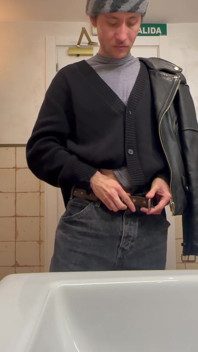 Harry_jen | Pissing Outside in Public Toilet