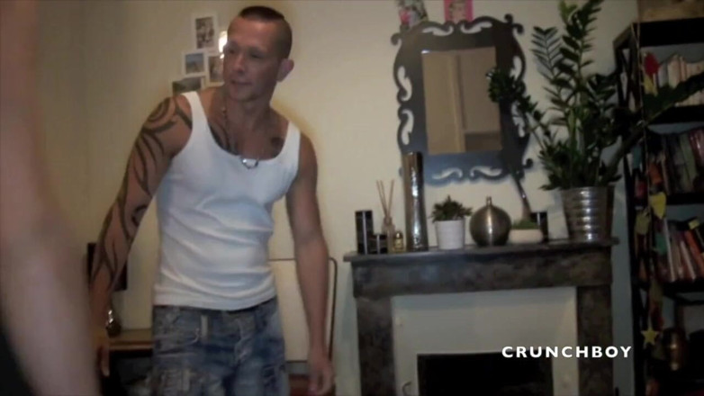 MEN BIG COCKS FUCKERS: Sexy top bionda scopa un ragazzo tatuato