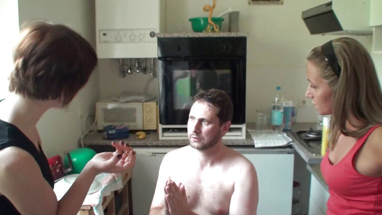 Femdom Austria: Fuman, le escupen en la cara y él da la bienvenida...