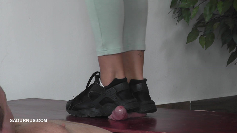 Sadurnus: ノミが電話している間に、奴隷はオーガズムに達します