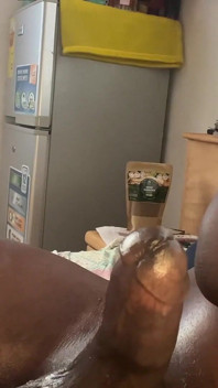Protahování krku hračkou při honění při posteli