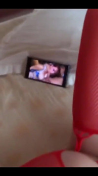 58-letnia latynoska macocha masturbuje się oglądając porno przed pieprzonem pasierba