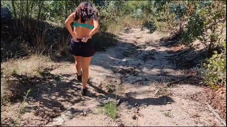 Miss Squirting: Ormanda çıplak yürüyor