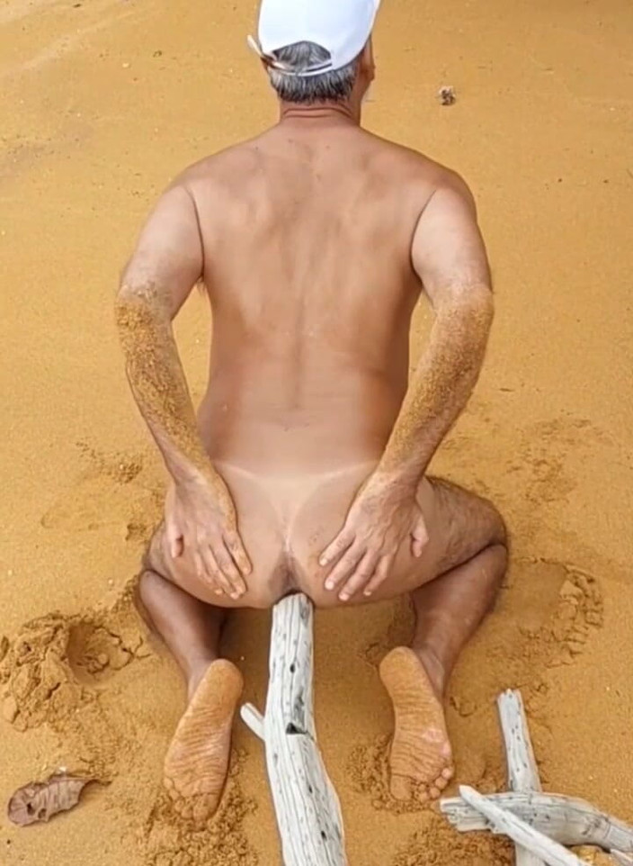 Ladysilvas: Ladysilva desnuda en la playa cachonda con una polla en...