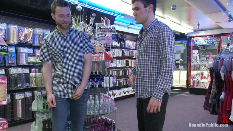 Bound in public: Lelaki miang menurunkan hustler yang kote di arked seks yang...