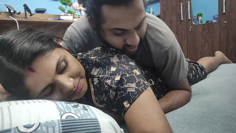 Vaigavarun45: Kongkek ibu tiri semasa isteri saya tiada di rumah, ibu...