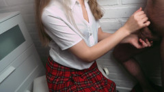 Rita_Solo: लड़की अपने प्रेमी को त्वरित हाथों से चुदाई देती है और वह उसके ब्लाउज पर वीर्य निकालता है