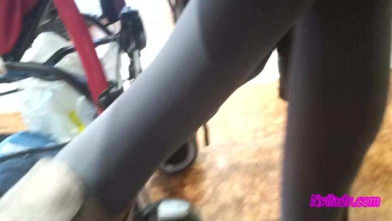 Nyllady: バーでグレーのミニブーツで夫を撫でている