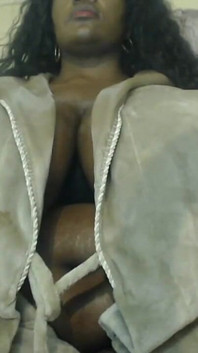 Une maman africaine aux seins gorgés de lait fait rebondir ses gros seins