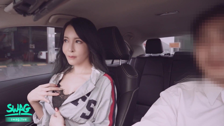 SWAG.live: Büyük memeli Asyalı uber için sert sikişiyor