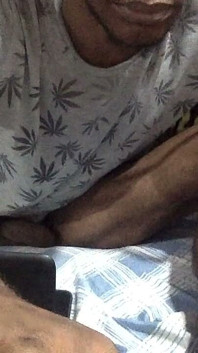 Am prins un băiat sexy negru masturbându-se
