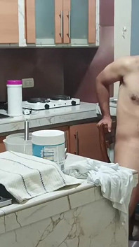 Nachytal jsem svou nevlastní sestru v kuchyni tančit velmi sexy semi nahá -porno ve španělštině.