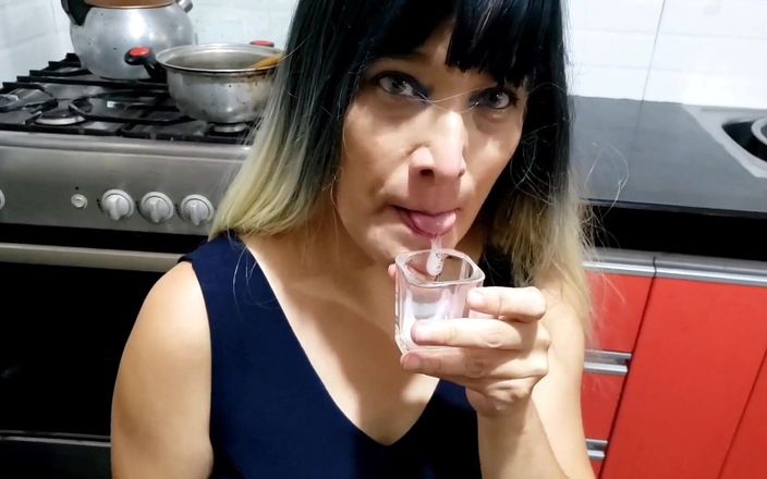 Agnes Swallow: Ze zuigt aan mijn pik en stopt mijn sperma in...