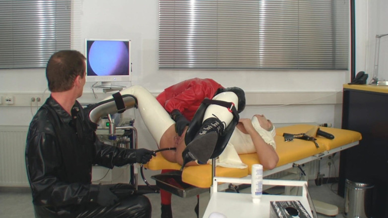 Rubber & Clinic Studio - 1ATOYS: Perverzní anální zkouška z gumy
