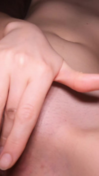 Adik tiriku ngocok kontolku sampai orgasme!